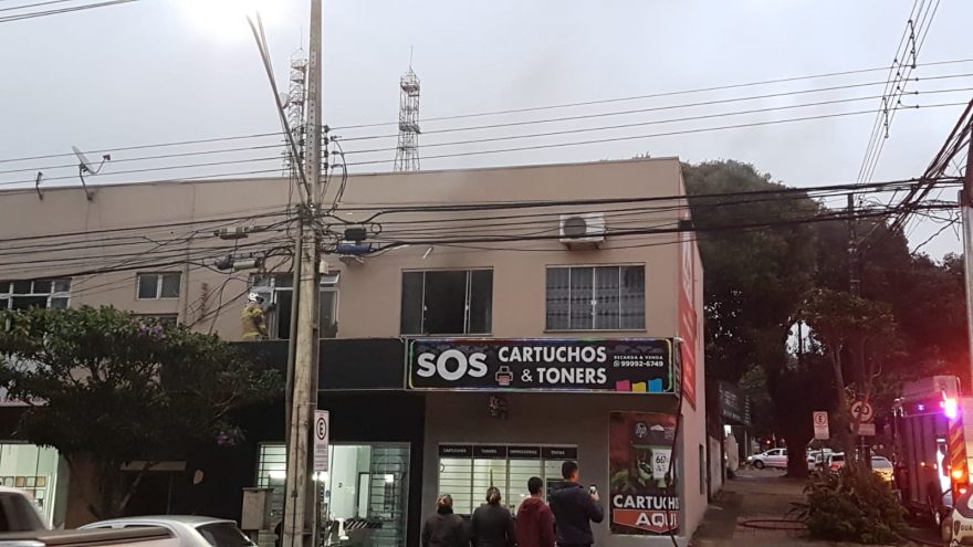 Curto-circuito em tomada que carregava celular, causa incêndio em apartamento no Centro