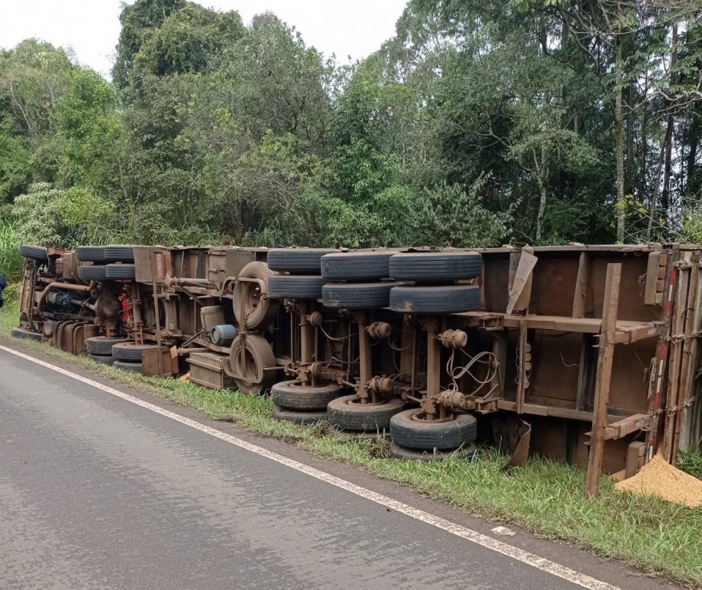 Carreta carregada com soja tomba e carga é saqueada na BR-277