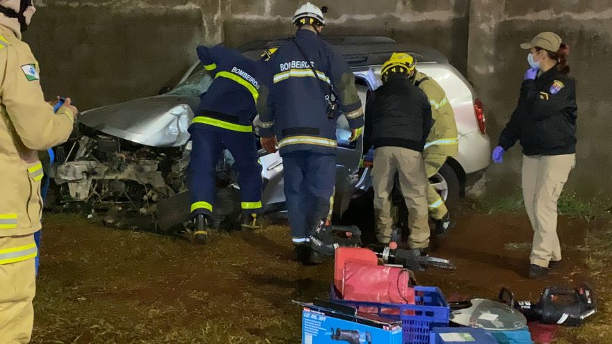 Neblina atrapalha visão e condutor colide Duster fortemente no muro do aeroporto