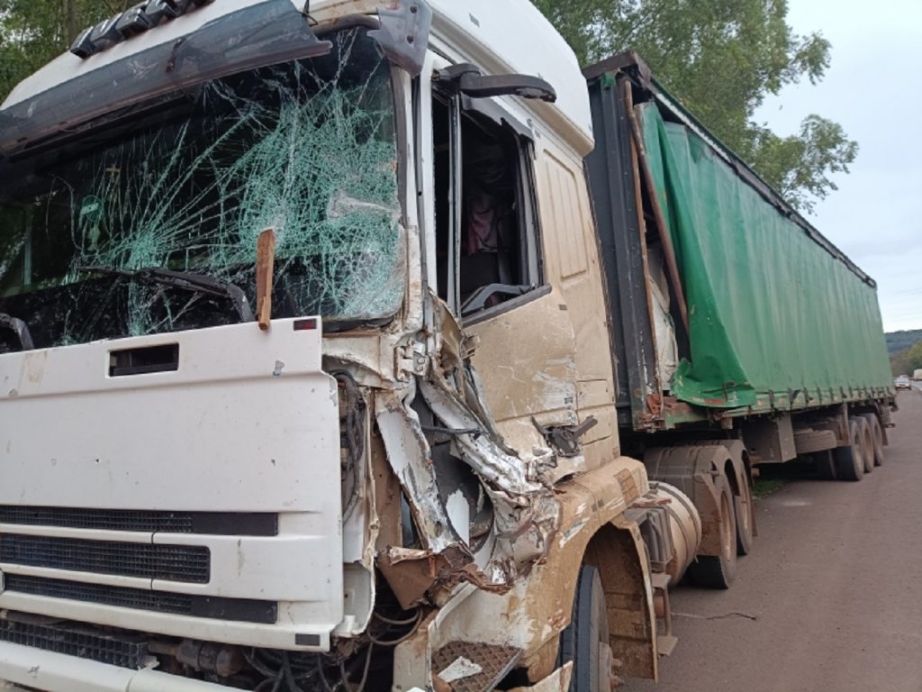 Batida entre caminhões mobiliza Bombeiros, SAMU e PRF na BR-163 em Mercedes