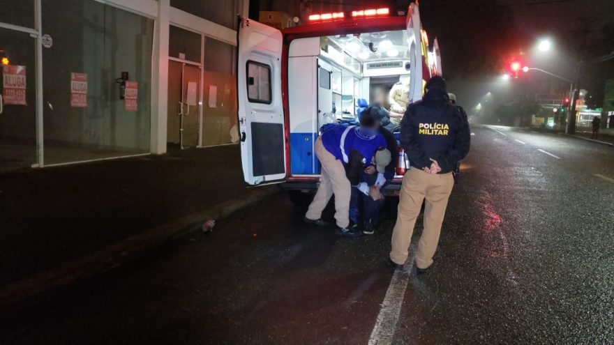 Adolescentes fogem da PM e sofrem queda de moto depois de acessarem a Rua Nereu Ramos na contramão