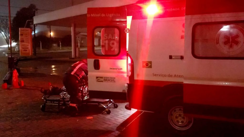 Homem encontrado caído em via pública recebe atenção do Samu no Santo Onofre