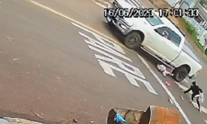 Assustador! Câmera flagra momento em que criança é atropelada por caminhonete
