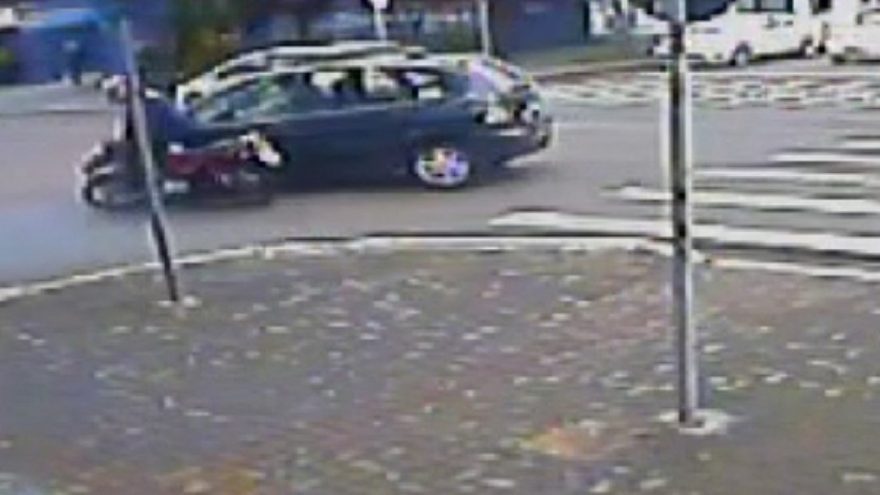 Câmera flagra acidente entre motocicleta e Scénic no Centro
