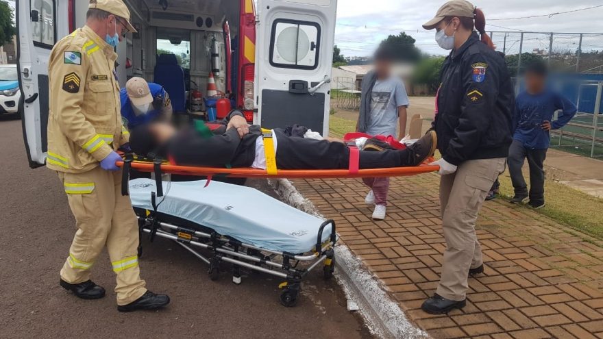 Adolescente sofre lesão durante brincadeira na quadra esportiva
