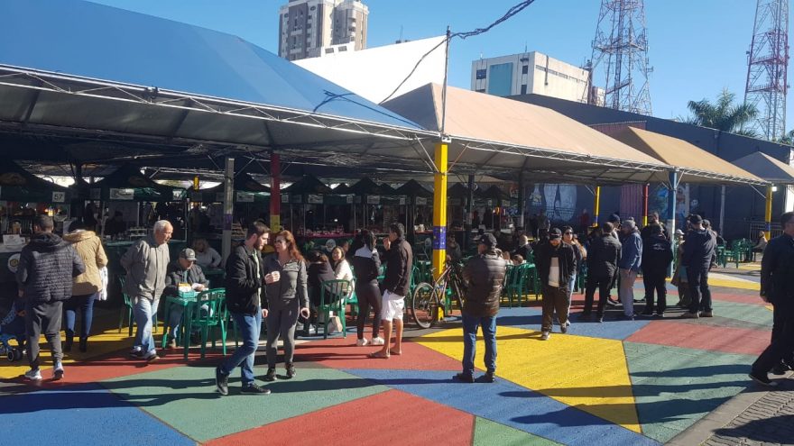 Mesmo com frio, cascavelenses prestigiam a Feira do Teatro