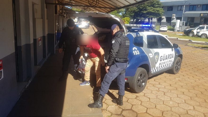 Se deu mal! Homem é detido pela GM após quebrar lixeira em ponto de ônibus