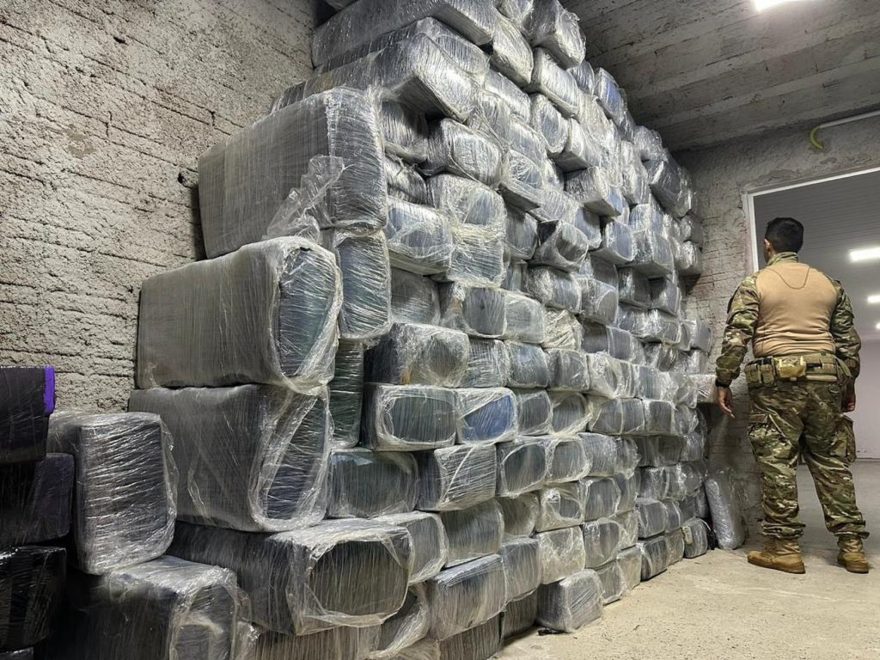 PRF apreende quase três toneladas de maconha em caminhão frigorífico em Cruzeiro d’Oeste
