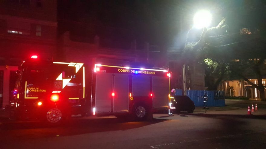 Bombeiros combatem incêndio em serragem na Rua Mato Grosso
