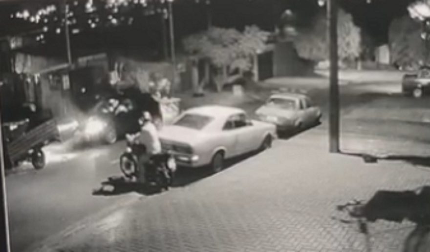 Câmera registra acidente em que motorista bateu em carro estacionado e fugiu no Brasília