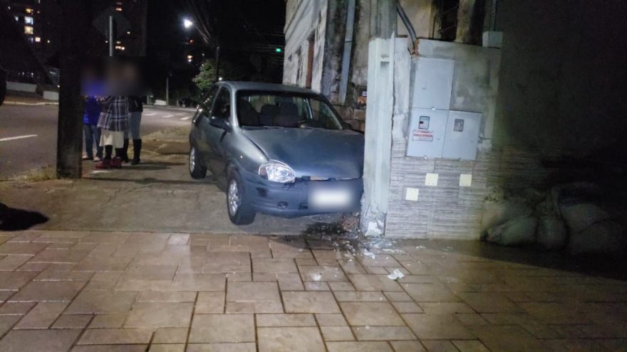 Corsa atinge muro após se envolver em acidente com HB20 no Cancelli