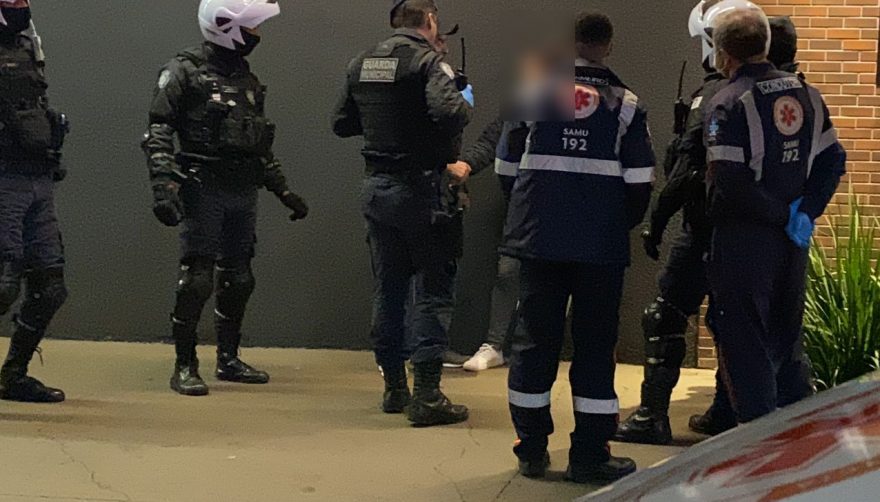 Mulher em surto é atendida por equipes do Samu e da GM na Avenida Assunção