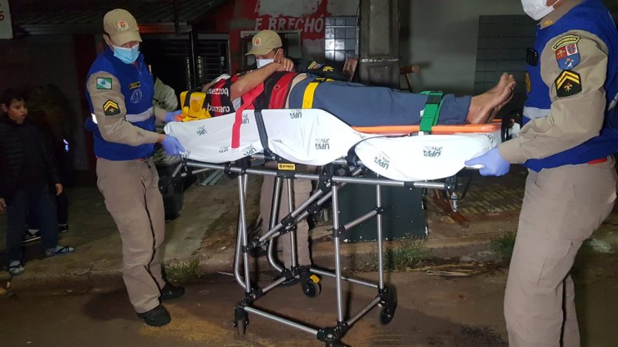 Homem cai e sofre corte na cabeça no Universitário