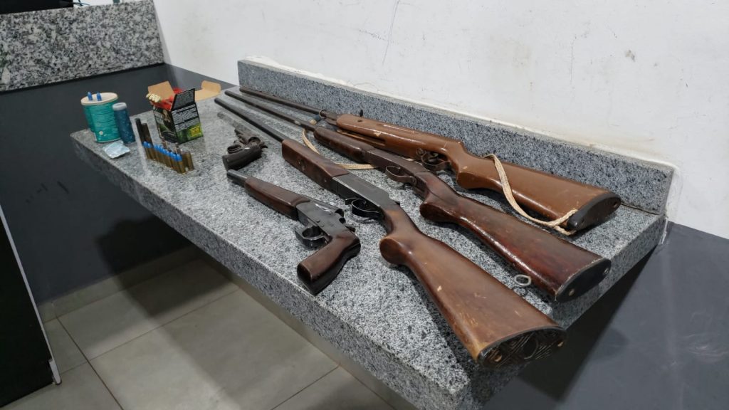 PM apreende cinco armas de fogo e detém ex-mulher de suspeito de balear homem em Iguatu