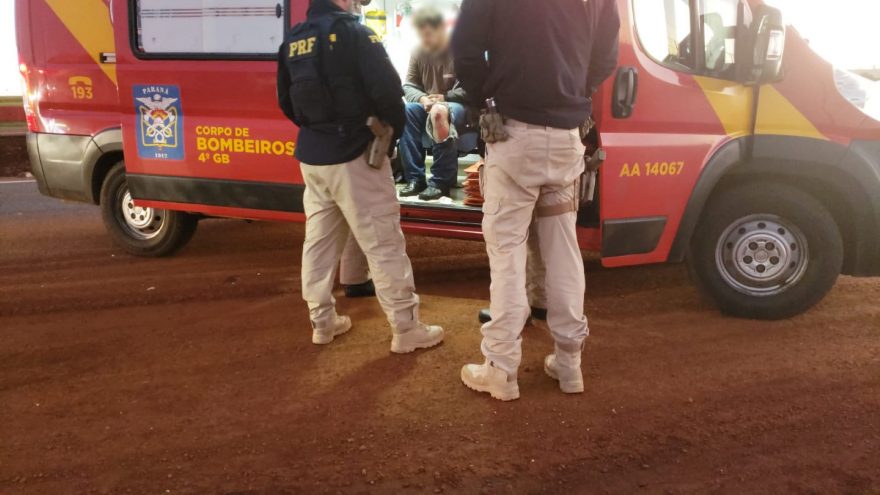 Bombeiros atendem vítimas de acidente na BR-277, na Região do Show Rural