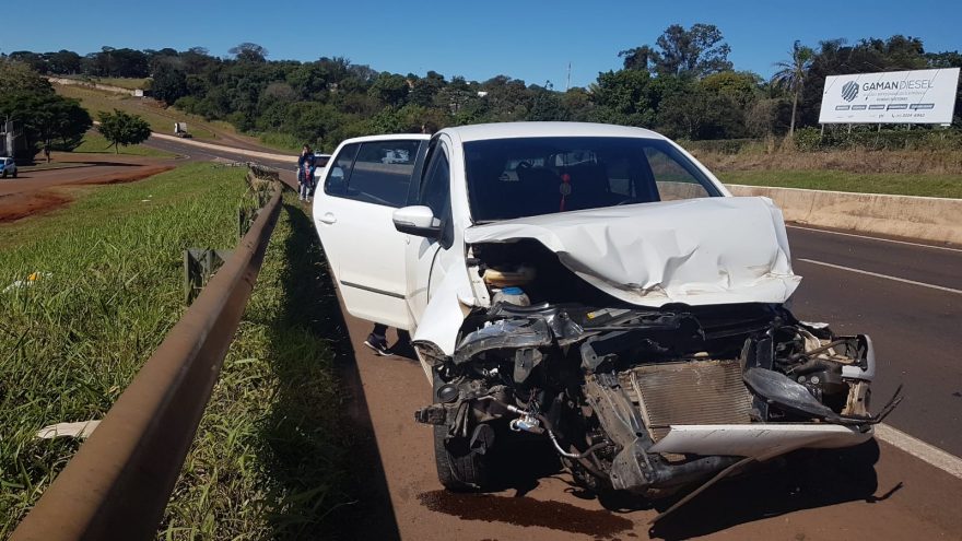 Fox bate violentamente contra mureta na rodovia PRc-467