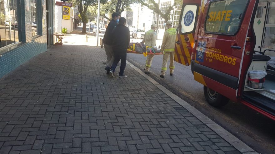 Bombeiros atendem vítima de queda de plano elevado na Rua Paraná