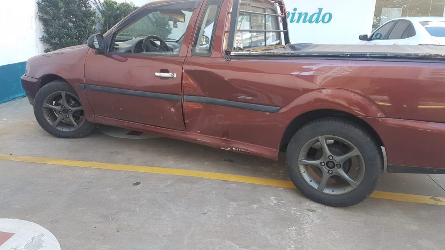 Colisão de trânsito deixa veículos danificados no Centro