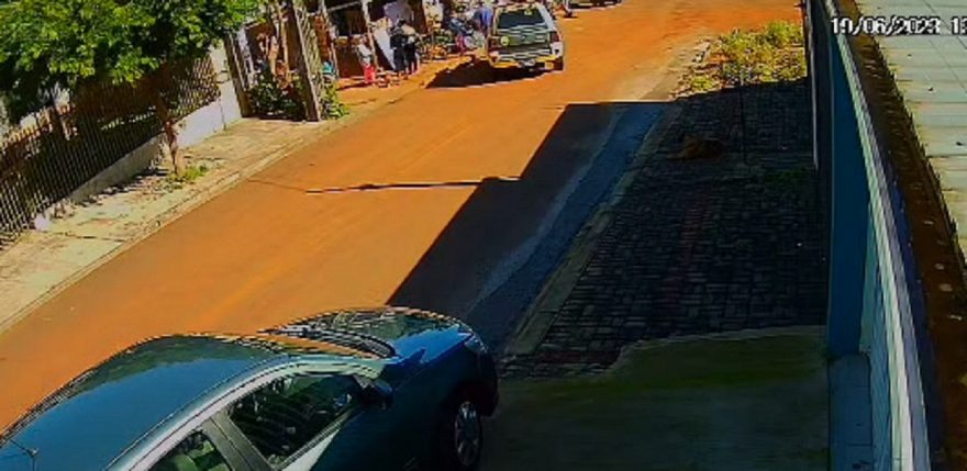 Câmera registra movimentação após homem ser baleado no Esmeralda