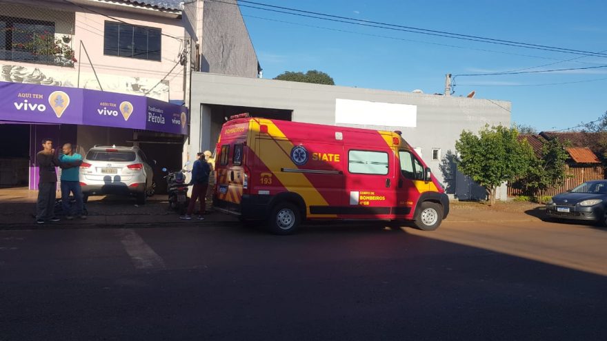 Carro e moto batem na Rua Rio da Paz e Bombeiros são acionados