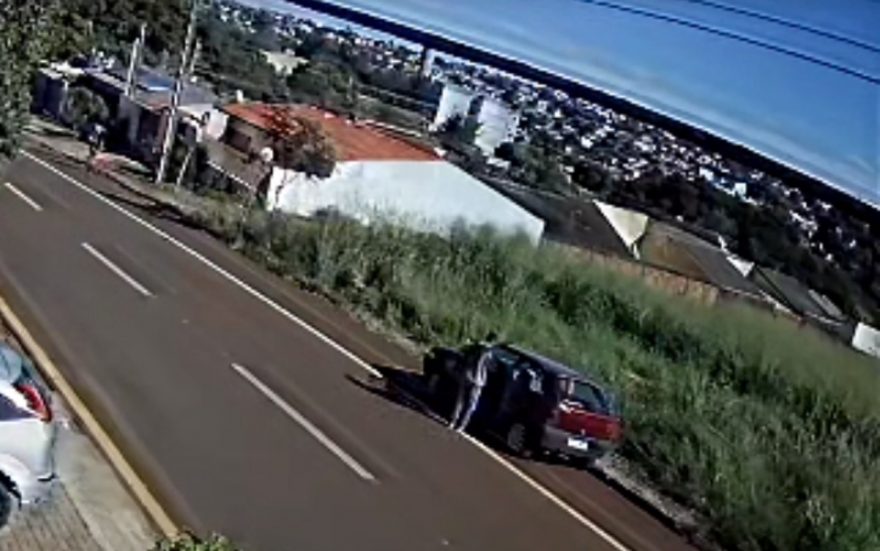 Câmera registra momento em que veículo Gol vermelho é furtado no Coqueiral