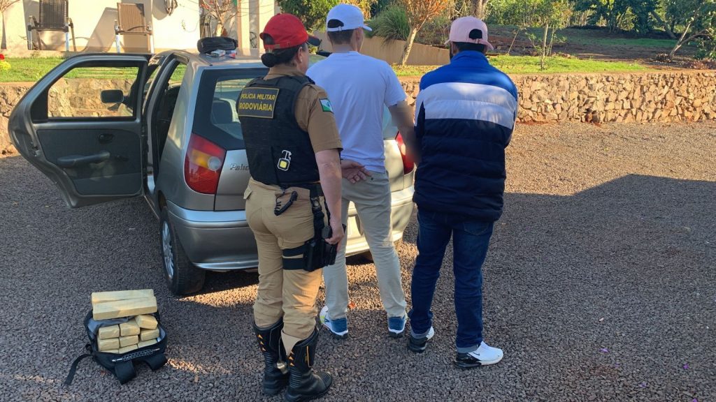 Dupla é detida com carro carregado com droga em Toledo