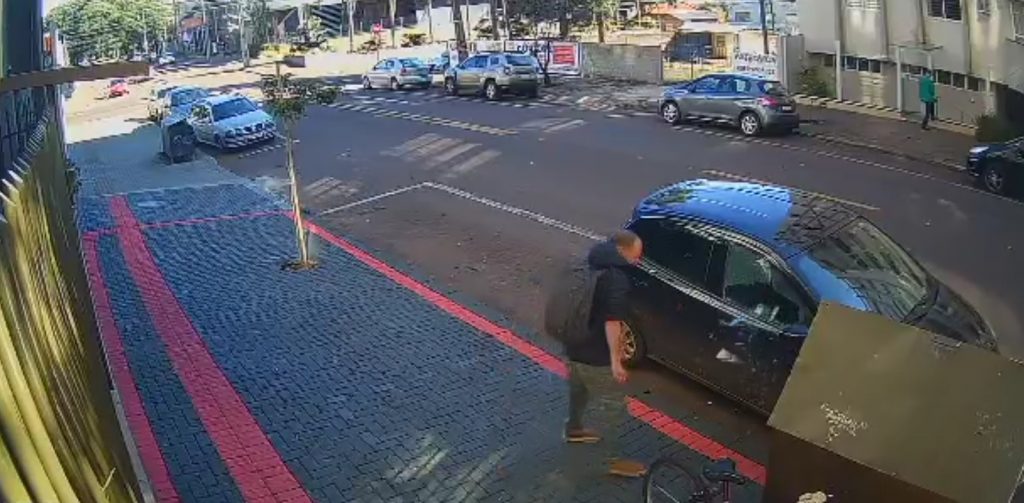 Ladrão estoura vidro de carro para furtar, no Centro