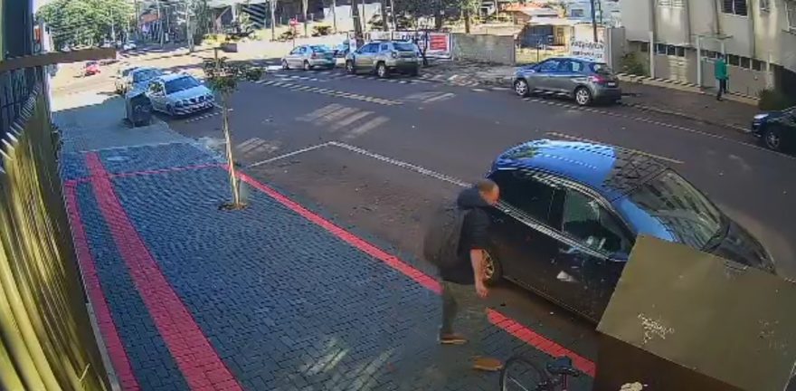 Ladrão estoura vidro de carro para furtar, no Centro