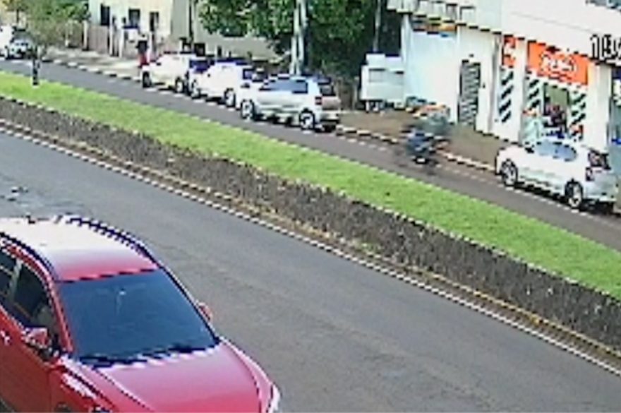 Carro saía de estacionamento no acidente na Av. Carlos Gomes