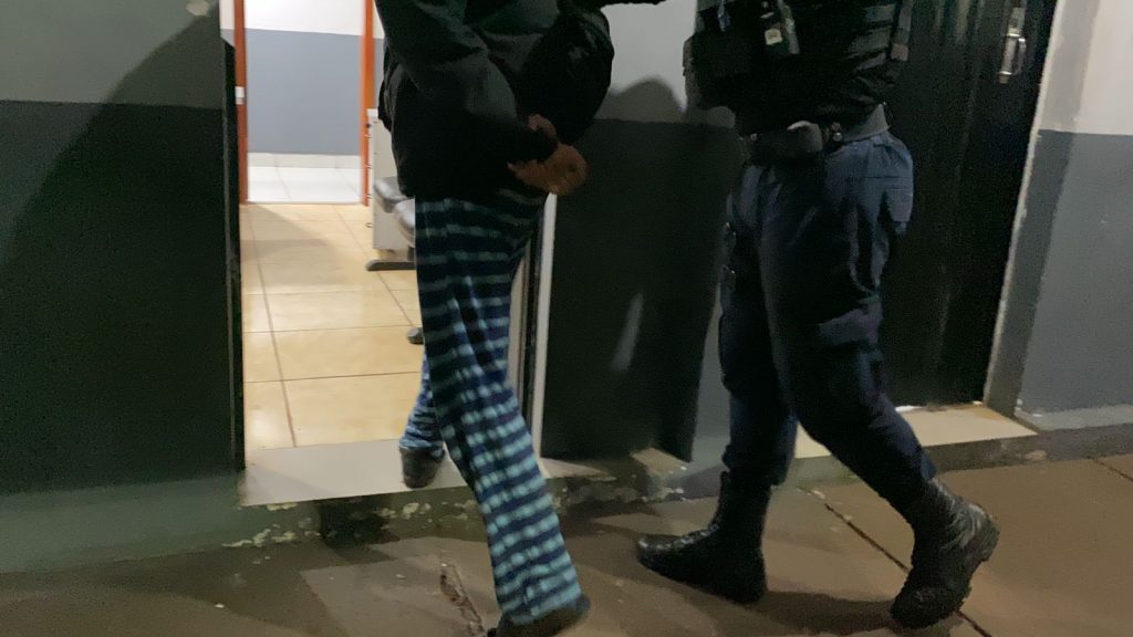 Homem é flagrado dormindo com duas espingardas dentro do veículo no Florais do Paraná