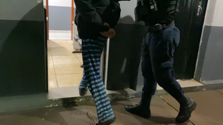 Homem é flagrado dormindo com duas espingardas dentro do veículo no Florais do Paraná