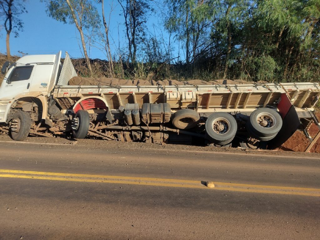 Acidente na curva do São Vicente entre Dom Armando e Missal deixa caminhão tombado