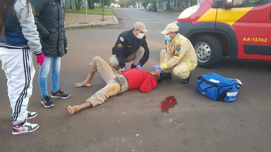 Ciclista tem lesões na cabeça após ser atingido por motoneta na Avenida Brasil