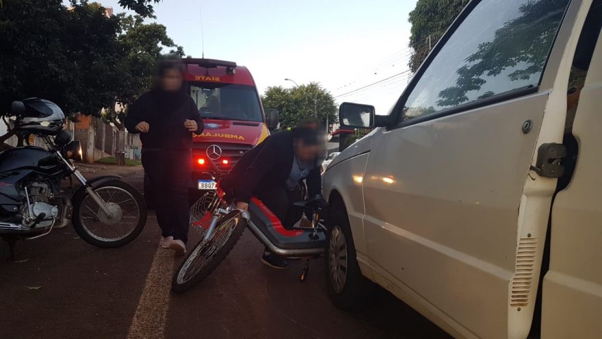 Bicicleta elétrica vai parar embaixo de carro após colisão no Cancelli