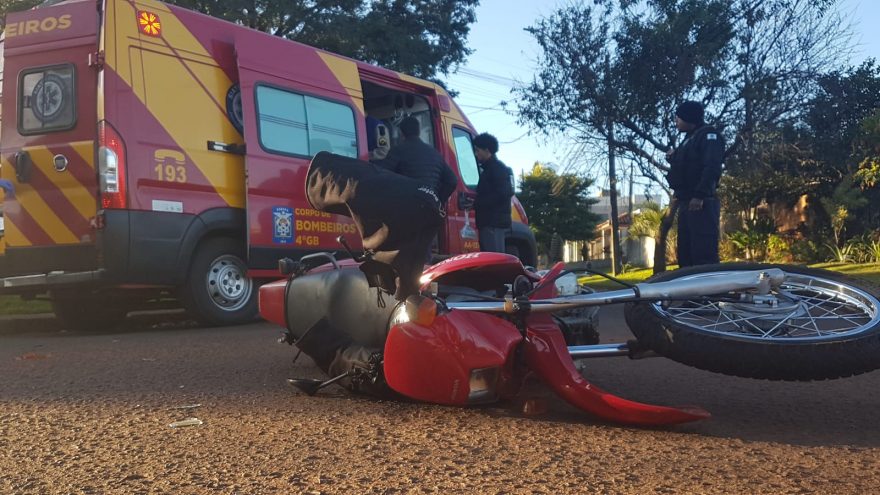 Mulher fica ferida após colisão entre carro e moto no Esmeralda