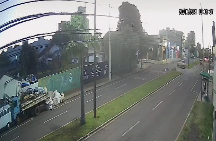 Vídeo mostra forte colisão entre bicicleta e moto na Avenida Brasil