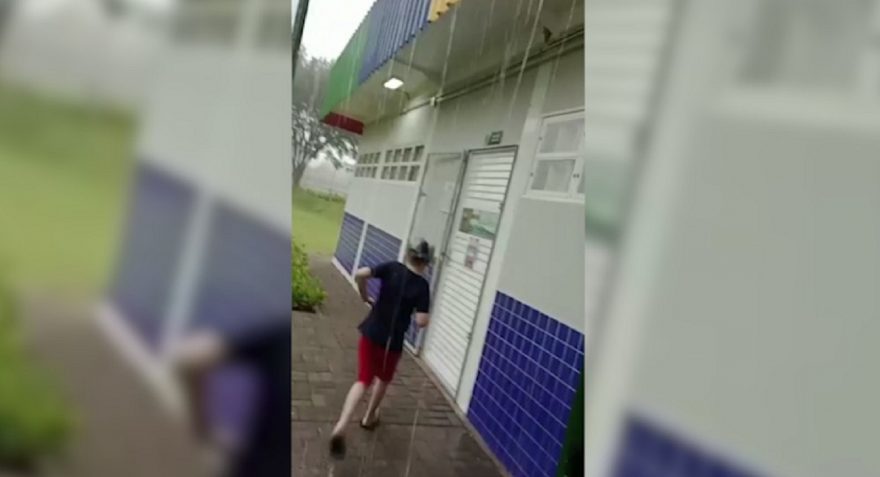 Escola Romilda Wiebbelling: mesmo com estrutura nova, alunos precisam se molhar para entrar em sala de aula