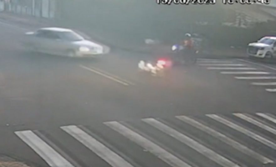 Vídeo mostra carro batendo contra moto durante conversão à esquerda