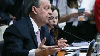 Votação do arcabouço fiscal na CAE é adiada para quarta-feira