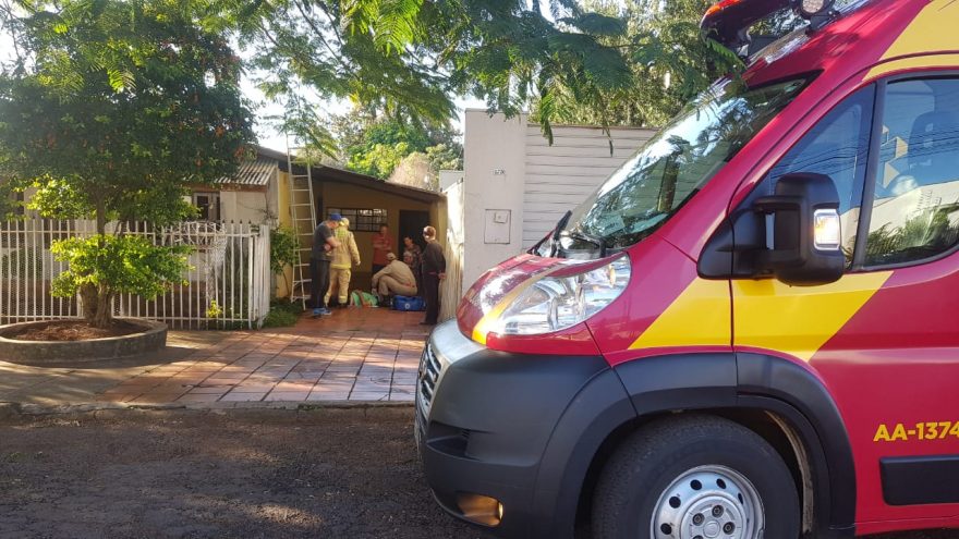 Idoso fica ferido ao cair de telhado no Claudete