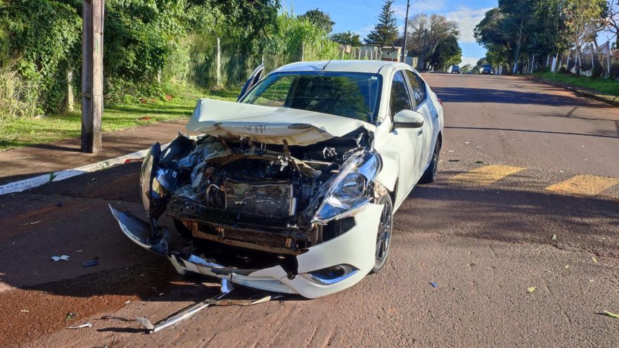 Forte colisão deixa veículos destruídos na rua Machado de Assis