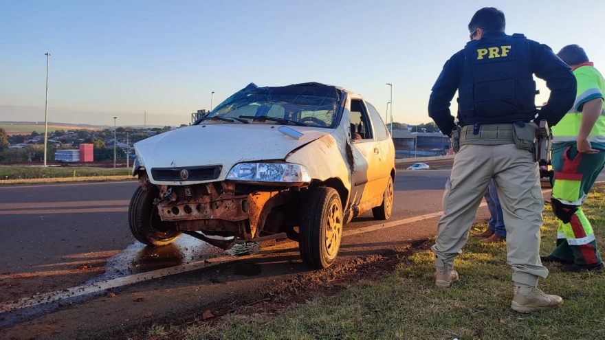 Palio capota após colisão no Trevo Cataratas e condutor fica ferido