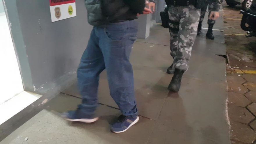 Homem é detido com 10 buchas de cocaína no Floresta