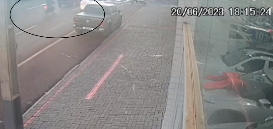 Veja o momento em que motociclista colide na traseira de veículo na Av. Barão do Rio Branco