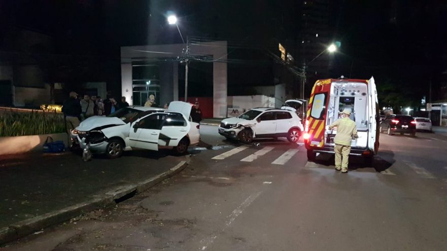 Acidente entre entre Siena e T-Cross na Rua Vicente Machado deixa duas pessoas feridas