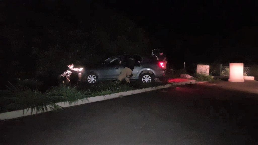 Veículo cai em barranco após condutor perder o controle da direção, no bairro Claudete