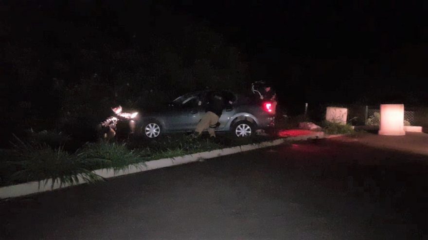 Veículo cai em barranco após condutor perder o controle da direção, no bairro Claudete
