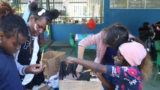 Após 8 anos de luta, escola muda de nome e homenageia escritora