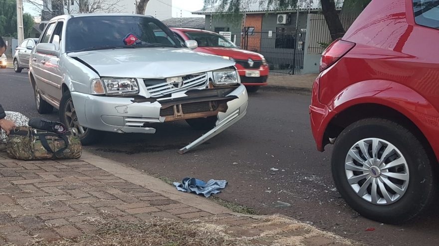 Homem tem lesão grave após ser prensado entre carros no Alto Alegre