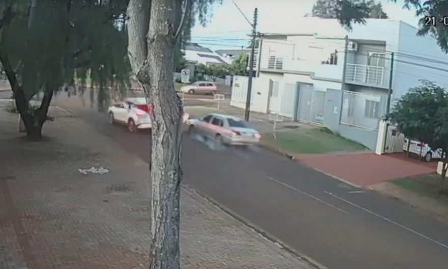 Vídeo mostra momento em que homem é prensado entre carros no Alto Alegre